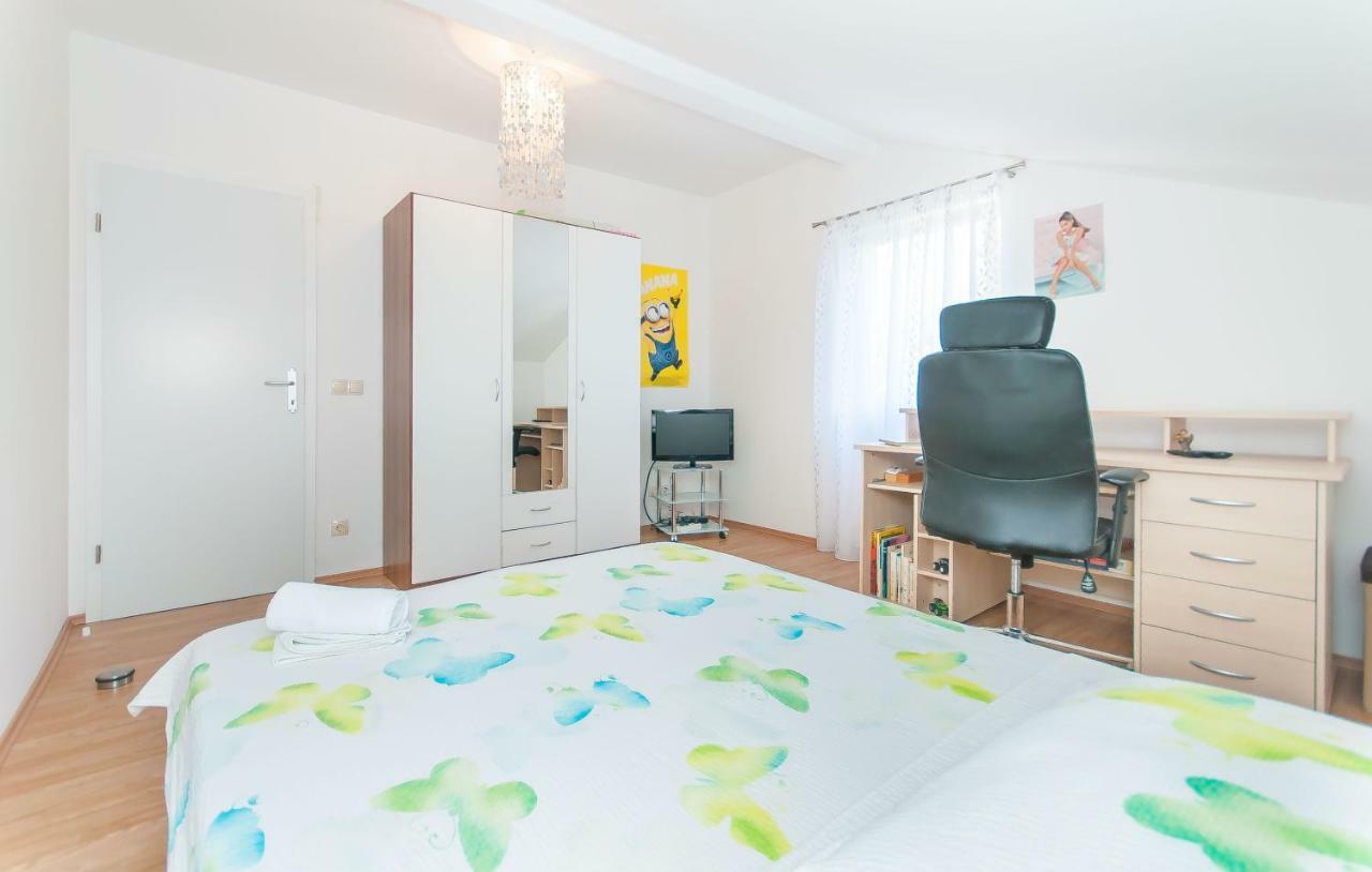 Modern Apartment Duce Bagian luar foto