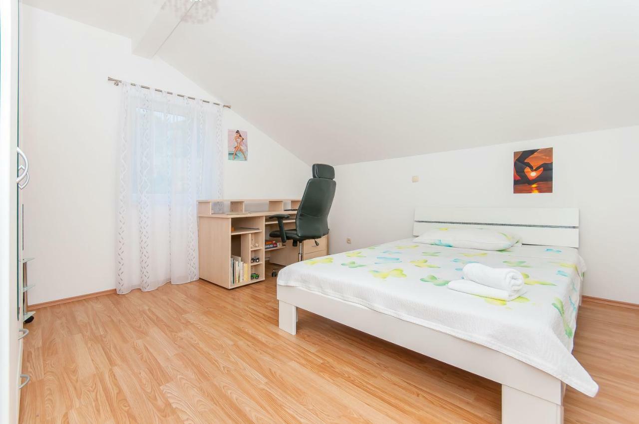 Modern Apartment Duce Bagian luar foto